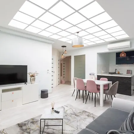 Luxurious Karoly In The Heart Of Appartement